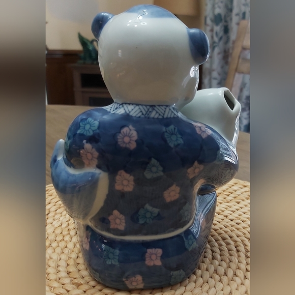 Asian boy with koi fish - Picture 3 of 6